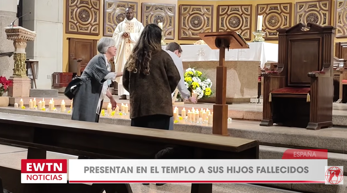 España: Padres presentan en el templo a sus hijos fallecidos