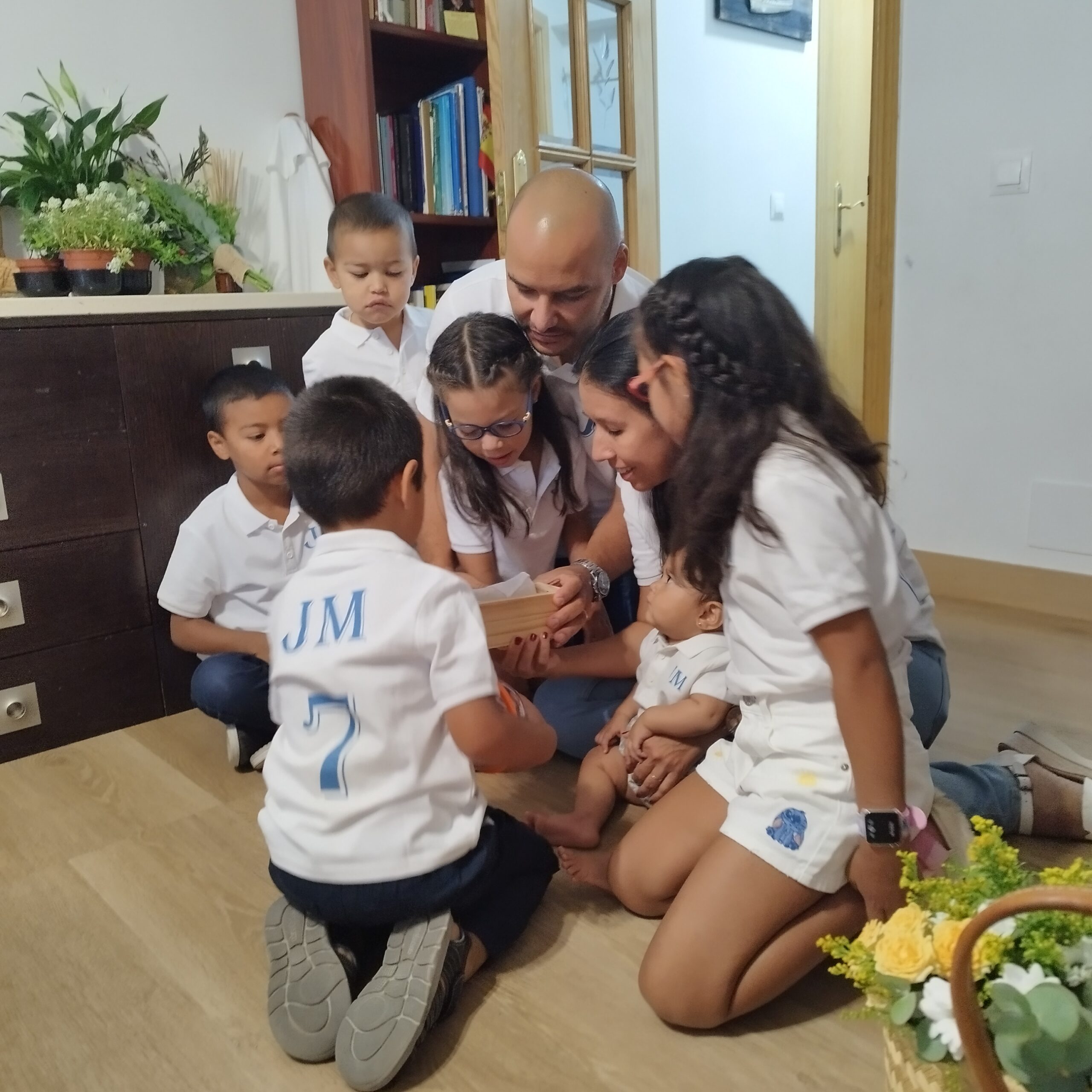 Familia vela en casa